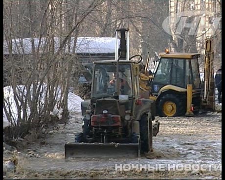 Не опять, а снова. В Екатеринбурге - очередное коммунальное ЧП: холодной водой затопило дорогу и несколько домов